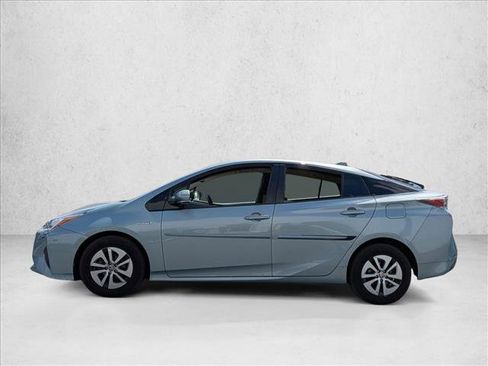 Used 2016 Toyota Prius Four FWD image 2