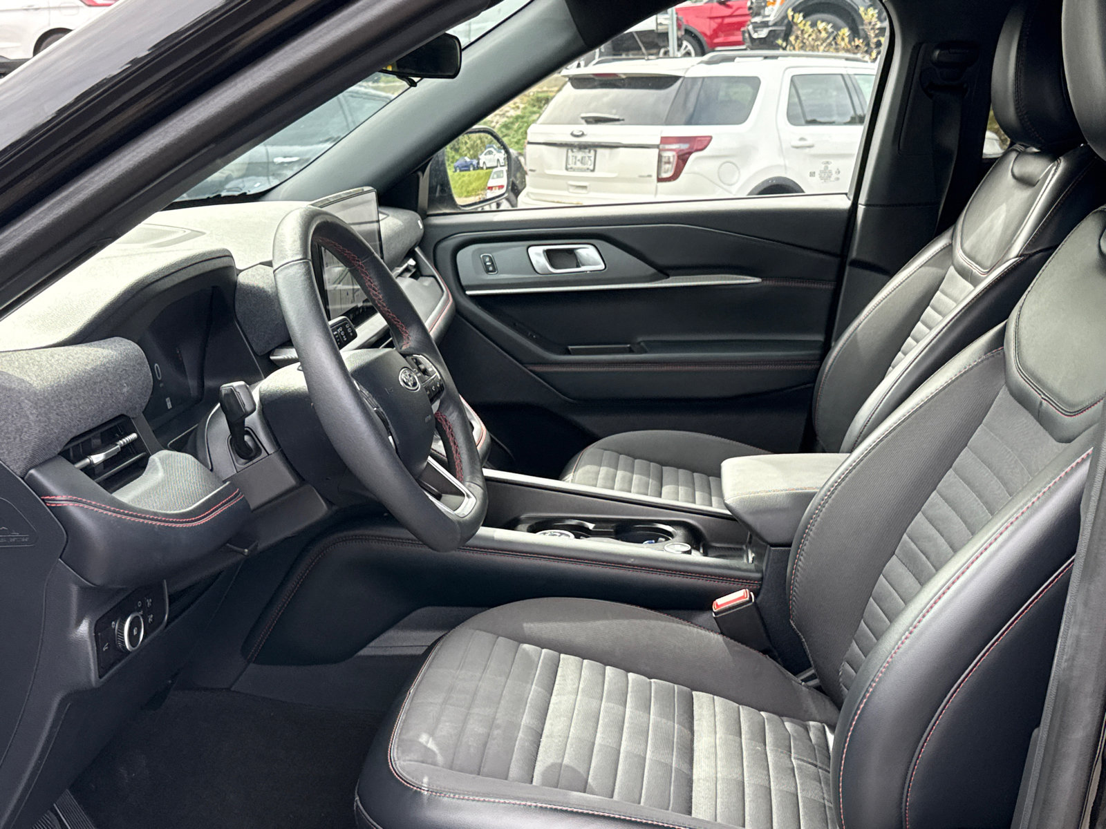 Used 2026 Ford Explorer ST-Line w/ ST-Line Street Pack AWD/4WD image 4