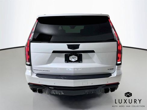 Used 2025 Cadillac Escalade ESV V AWD/4WD image 7