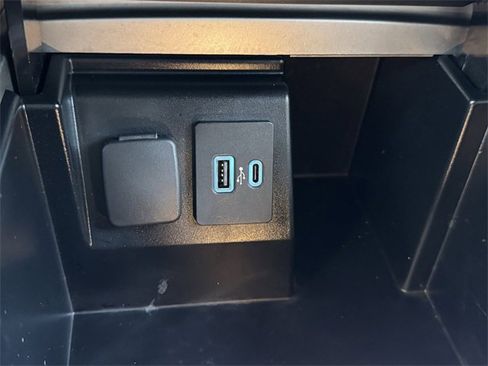 Used 2022 Ford Explorer King Ranch image 18