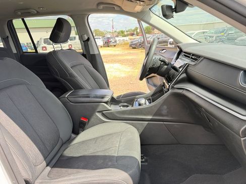 Used 2024 Jeep Grand Cherokee Laredo RWD image 43