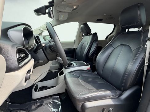 Used 2022 Chrysler Pacifica Touring-L FWD image 15