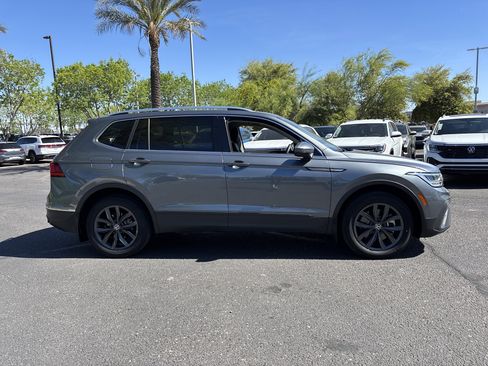 Used 2023 Volkswagen Tiguan SE w/ Panoramic Sunroof Package FWD image 5