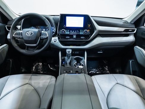 Certified 2025 Toyota Highlander XLE image 12