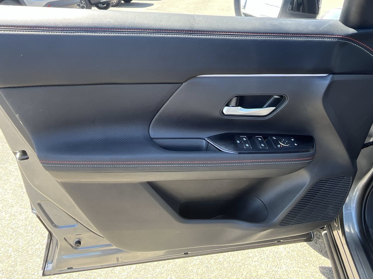 Used 2025 Nissan Kicks SR FWD image 19