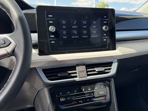 Used 2025 Volkswagen Taos SE FWD image 24