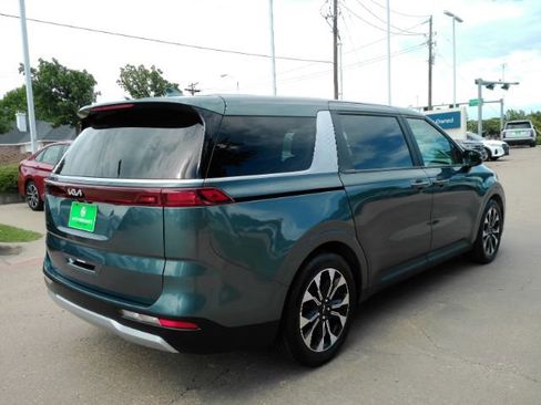 Used 2024 Kia Carnival EX FWD image 6
