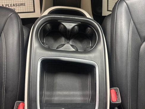 Used 2024 Chrysler Pacifica Touring-L image 15