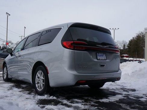 Used 2024 Chrysler Pacifica Touring-L image 6