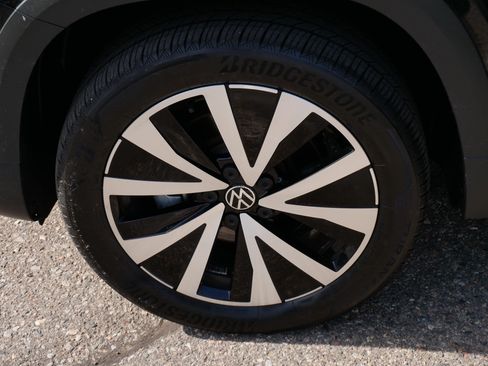 Certified 2023 Volkswagen Taos SE w/ Panoramic Sunroof Package AWD/4WD image 15