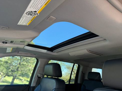 Used 2019 Chevrolet Suburban Premier RWD image 18