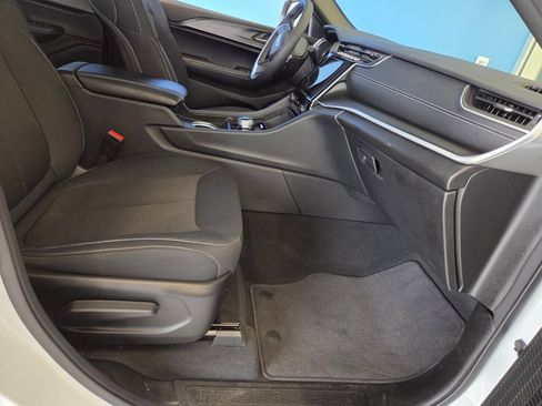 Used 2025 Jeep Grand Cherokee Laredo X image 24