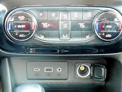 Used 2020 Buick Encore GX Select image 17