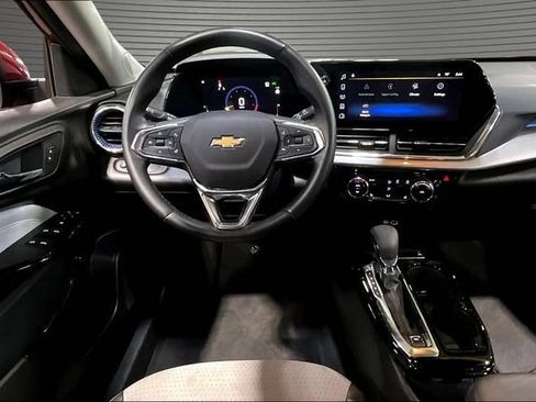 Certified 2025 Chevrolet Trax LT w/ LT Convenience Package FWD image 8