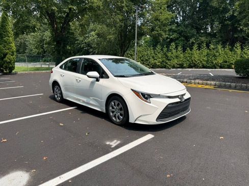 Used 2023 Toyota Corolla LE FWD image 5