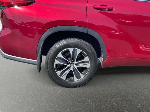 Used 2021 Toyota Highlander XLE AWD/4WD image 7