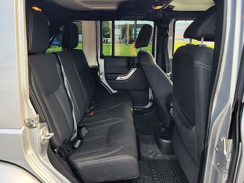 Used 2016 Jeep Wrangler Unlimited Sahara w/ Connectivity Group AWD/4WD image 15
