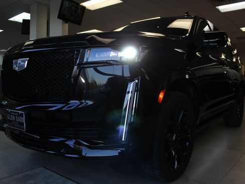 Used 2024 Cadillac Escalade Sport w/ LPO, ONYX Package image 1