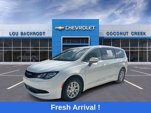 Used 2023 Chrysler Voyager LX image 4