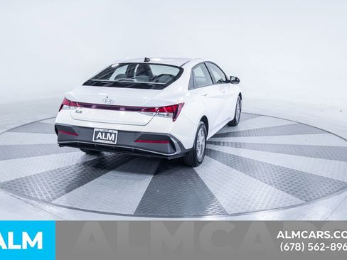 Used 2025 Hyundai Elantra SE image 9