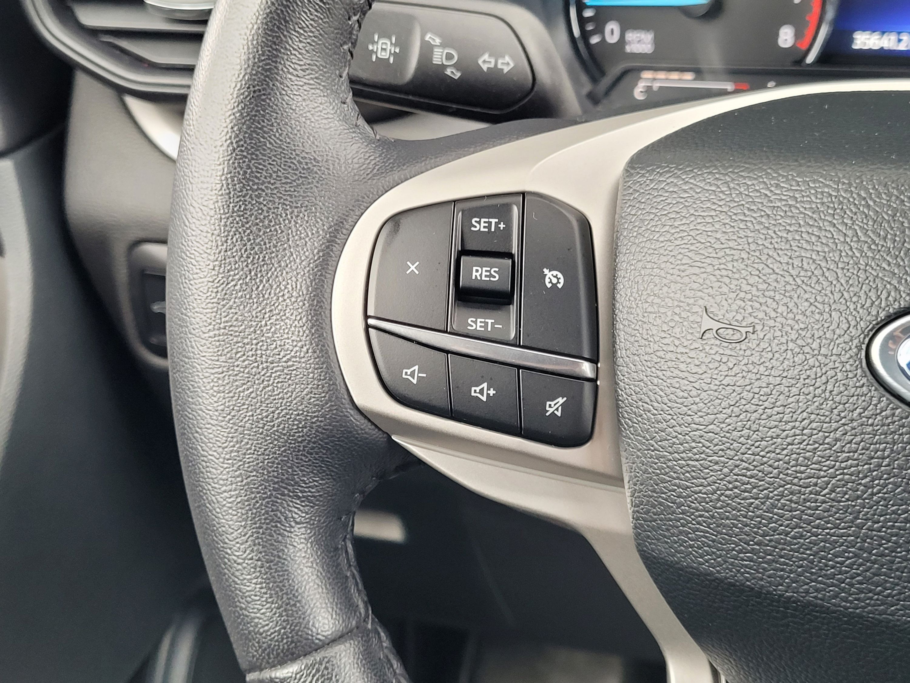 Used 2024 Ford Explorer XLT AWD/4WD image 14