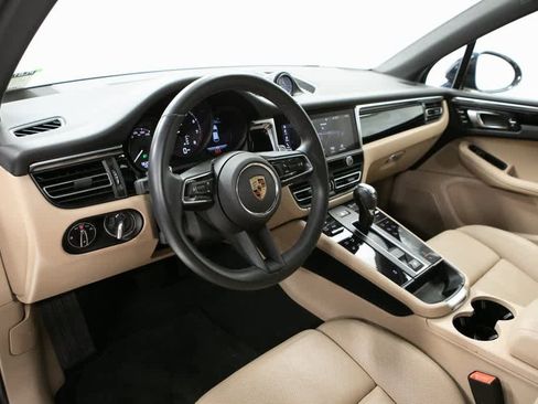 Certified 2023 Porsche Macan image 4