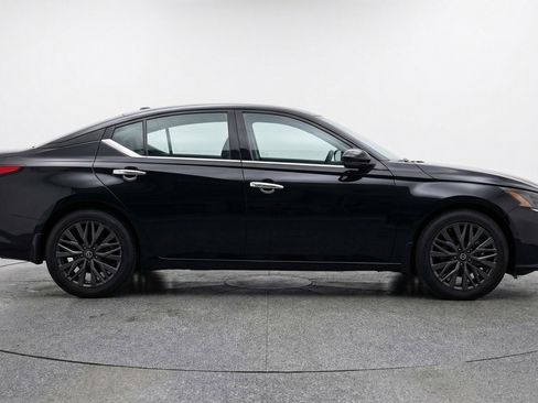 Used 2025 Nissan Altima 2.5 SV image 11