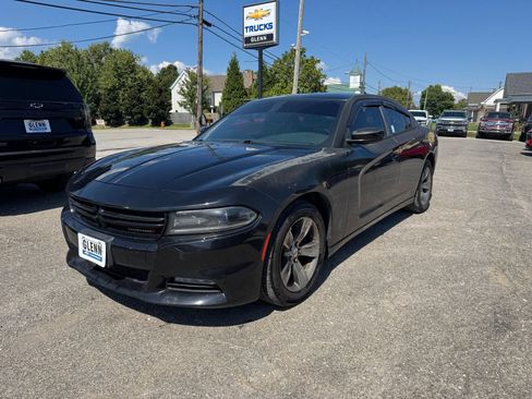 Used 2015 Dodge Charger SXT RWD image 2