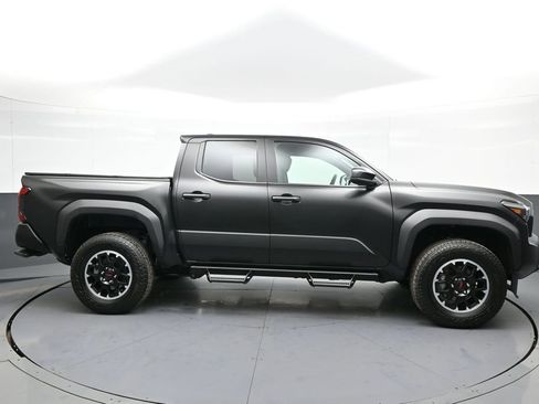 Certified 2025 Toyota Tacoma TRD Off-Road image 5