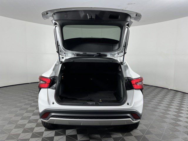 Used 2024 Chevrolet Trax LT w/ Driver Confidence Package FWD image 40