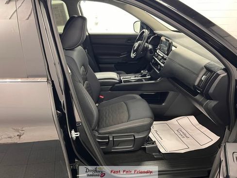 Used 2025 Nissan Pathfinder SV FWD image 41