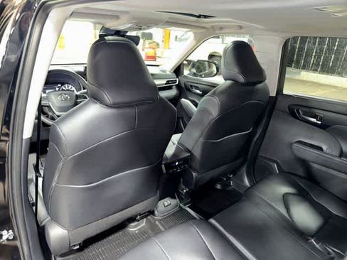 Used 2025 Toyota Highlander XLE AWD/4WD image 28