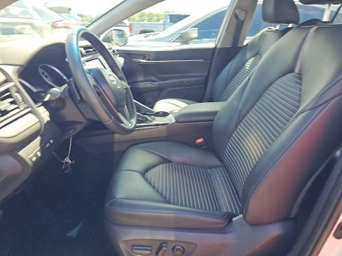 Used 2018 Toyota Camry SE w/ Convenience Package FWD image 4