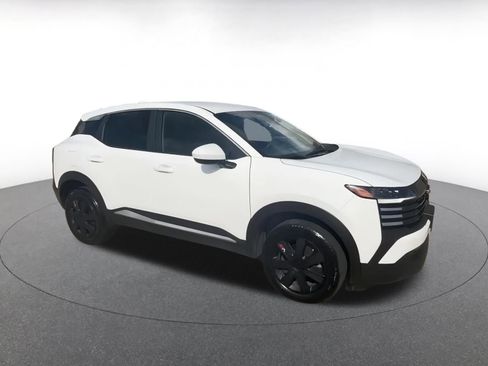 Used 2025 Nissan Kicks SV image 2