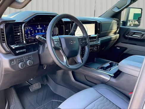 Used 2025 Chevrolet Silverado 2500 ZR2 w/ Technology Package image 4