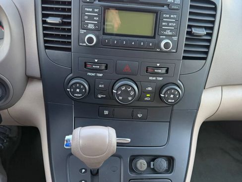 Used 2012 Kia Sedona LX image 23