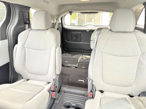 Used 2025 Toyota Sienna LE FWD image 12