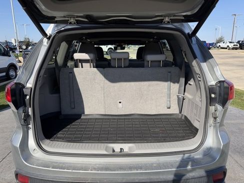 Used 2018 Toyota Highlander XLE image 8