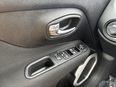 Used 2019 Jeep Renegade Sport w/ UConnect 7.0 Group AWD/4WD image 31