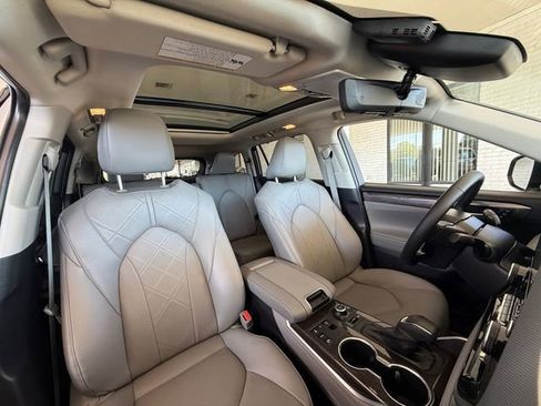 Used 2026 Toyota Highlander Platinum AWD/4WD image 25