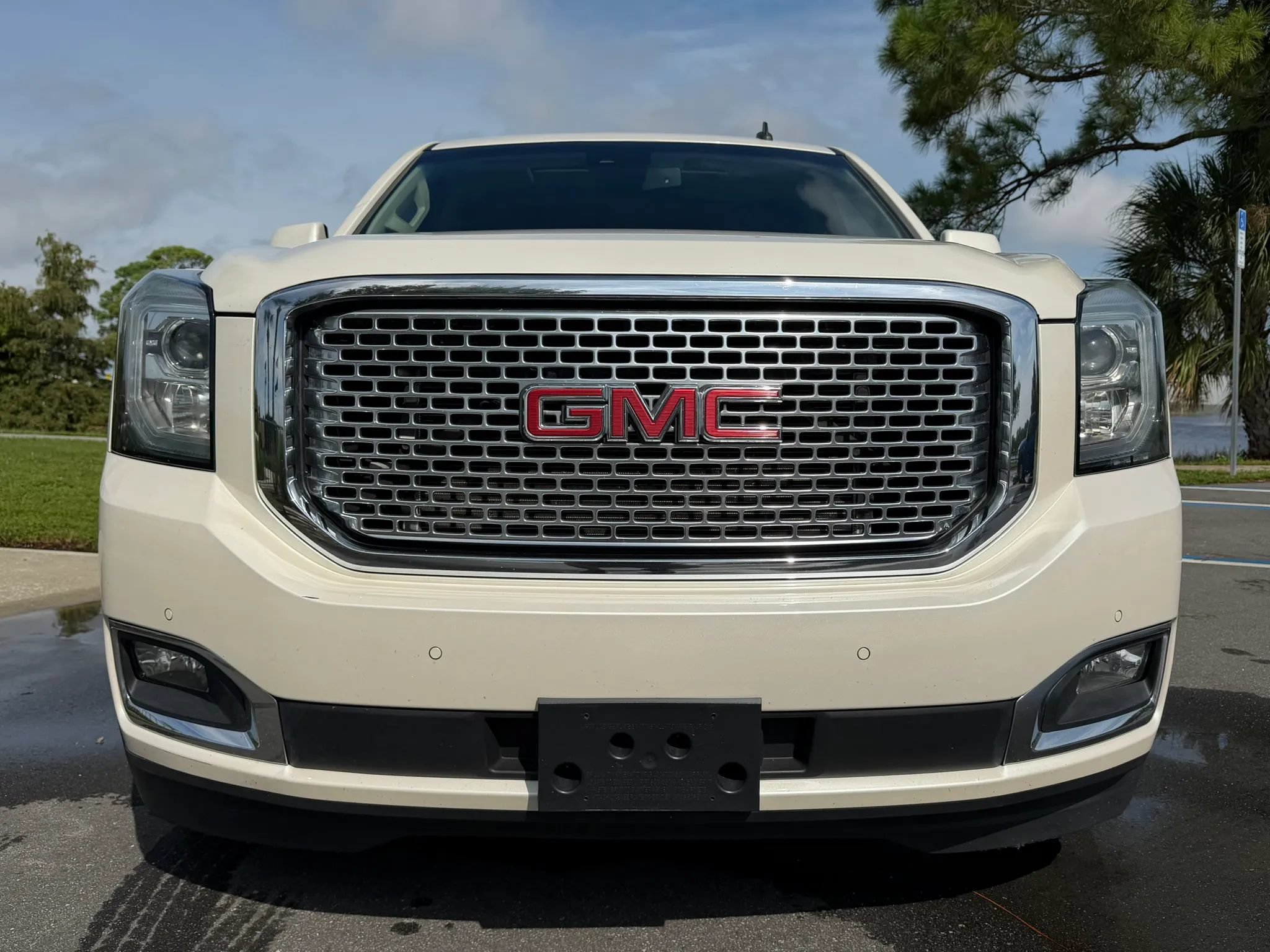 Used 2015 GMC Yukon Denali w/ Touring Package AWD/4WD image 2