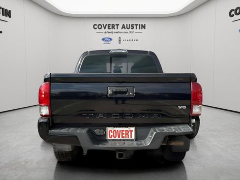 Used 2017 Toyota Tacoma TRD Sport w/ Tow Package (A/T) image 3