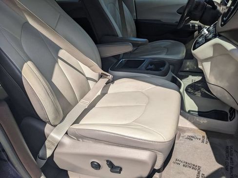 Used 2018 Chrysler Pacifica Touring-L Plus FWD image 30
