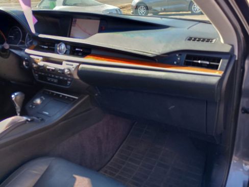 Used 2013 Lexus ES 300h image 22