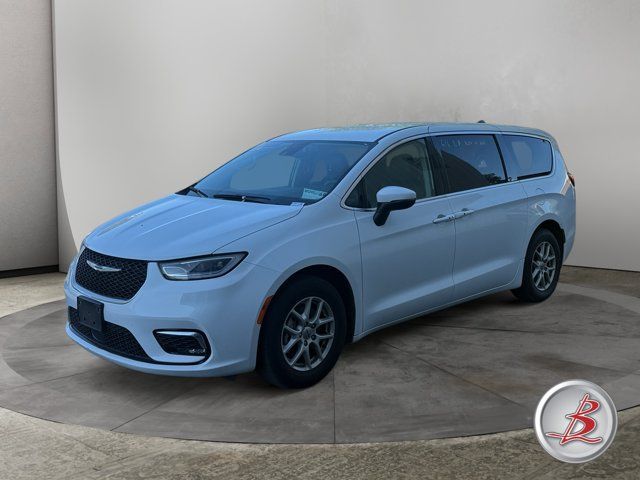 Used 2023 Chrysler Pacifica Touring-L FWD image 3