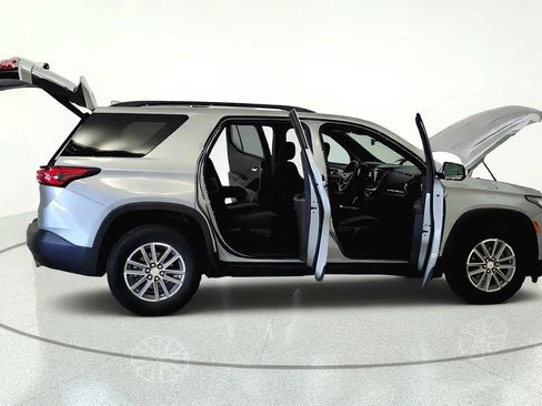 Used 2023 Chevrolet Traverse LT FWD image 12