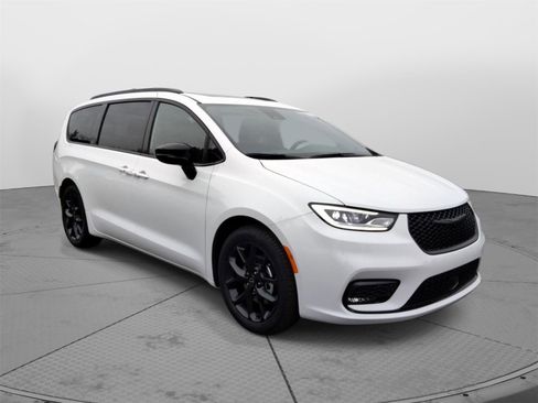 New 2026 Chrysler Pacifica Limited w/ S Appearance Package image 12