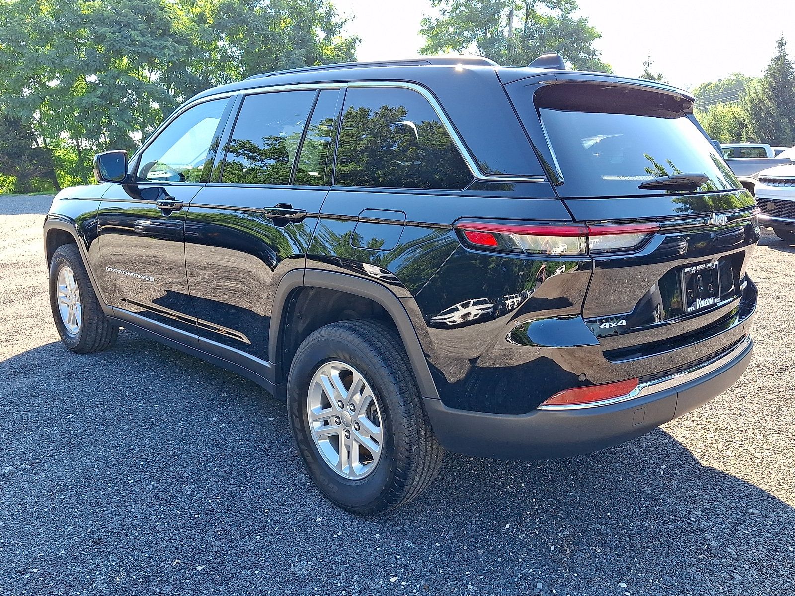 Certified 2025 Jeep Grand Cherokee Laredo w/ Luxury Tech Group I AWD/4WD image 4