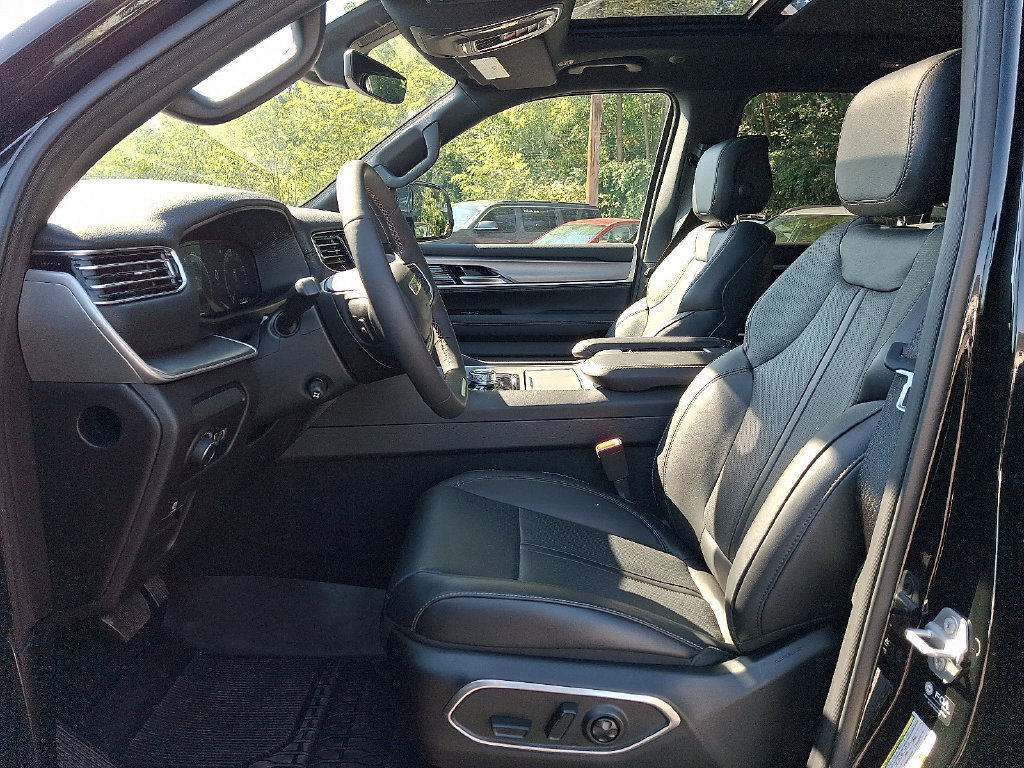 Used 2026 Jeep Grand Wagoneer 4WD w/ Premium Group I image 14