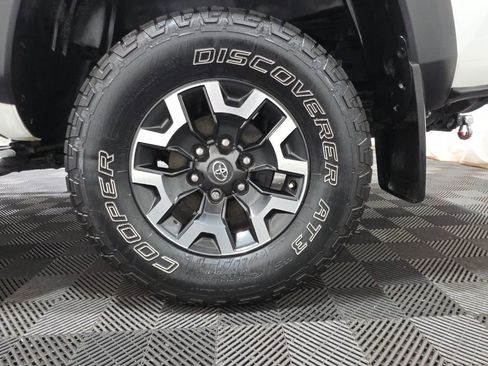 Used 2020 Toyota Tacoma TRD Off-Road image 32